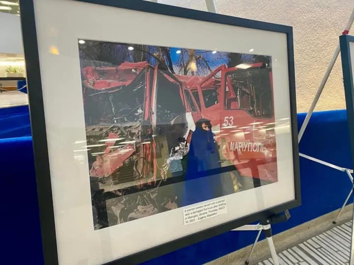 У Торонто відкрилась фотовиставка присвячена облозі Маріуполя окупаційними військами рф