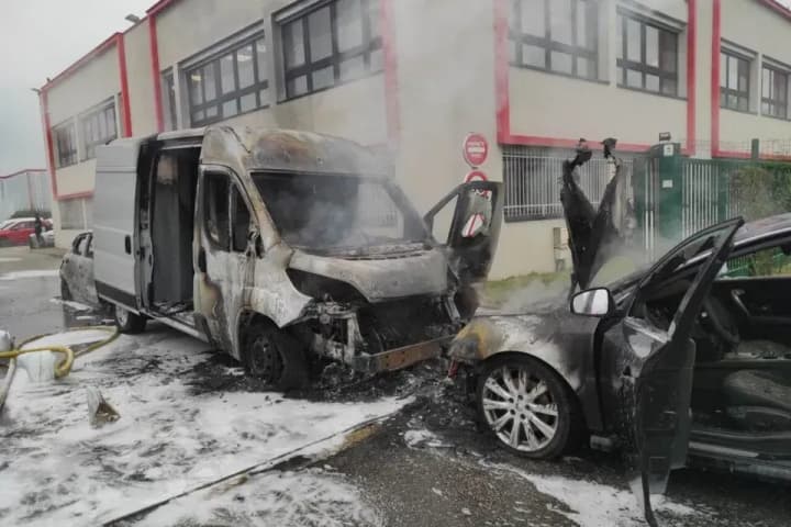 Використали автомобілі, як таран: у Франції злочинці пограбували фургон, який перевозив ювелірні вироби