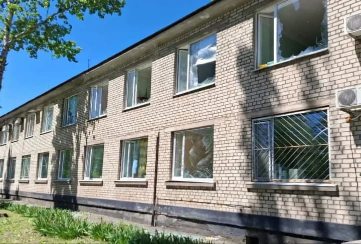 росіяни вдарили дроном та з артилерії по Нікополю: є постраждалі, пошкоджена лікарня  