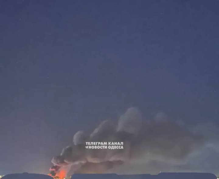 Heavy fire breaks out in Odesa after shelling: smoke rises over the city