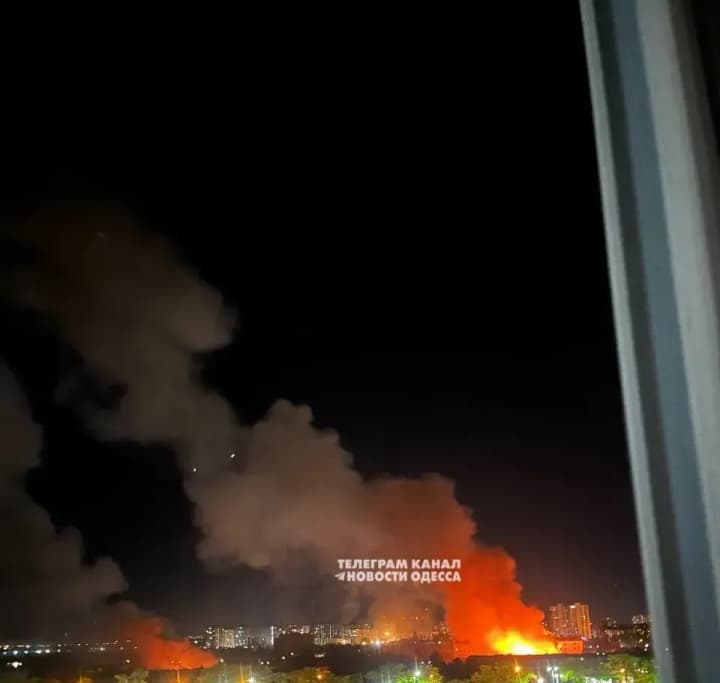 Окупанти, ймовірно, влучили у склад "Нової пошти" в Одесі - місцеві пабліки