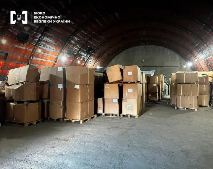 БЕБ проводить масові обшуки в цехах і на складах чотирьох виробників цигарок: що відомо