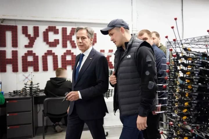Федоров показал Блинкену, как в Украине производят FPV-дроны и ударные коптеры