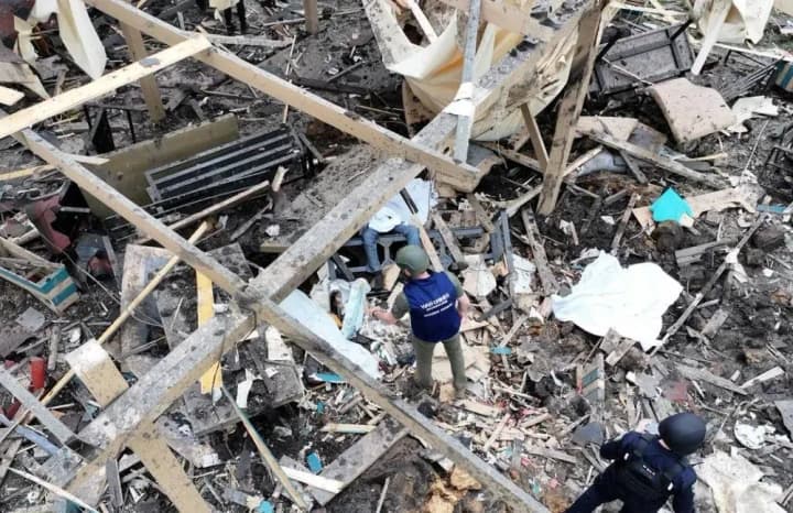 Количество пострадавших от удара вс рф по пригороду Харькова увеличилось, по меньшей мере 27 раненых