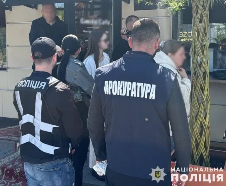 "Брак" за 5000 долларов для выезда за границу: на Львовщине сообщили о подозрении женщине с инвалидностью