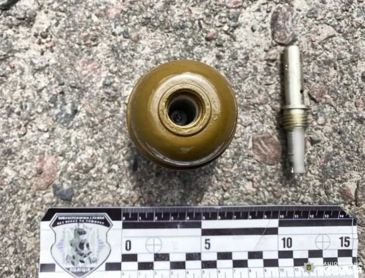 У Рівному невідома особа розбила скло та кинула гранату у авто підприємця