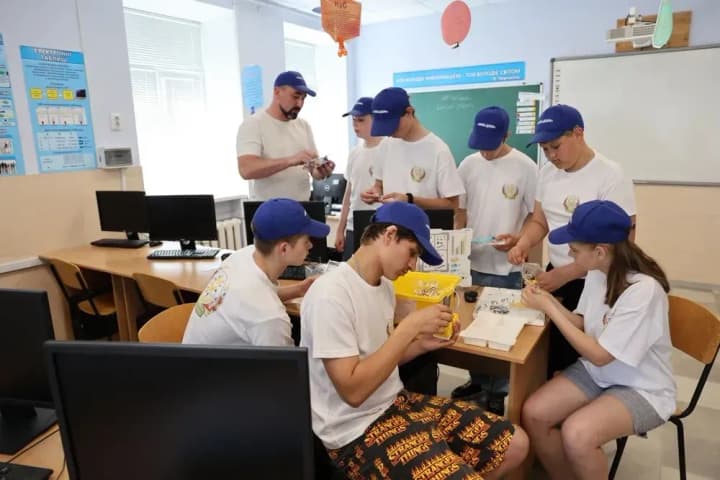 Черкасское учебное заведение для детей с инвалидностью получило важные для обучения наборы по робототехнике