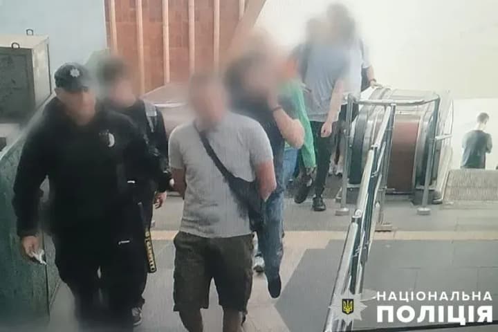 In Kyiv, a drunk man stabbed a subway passenger with a knife, he was detained