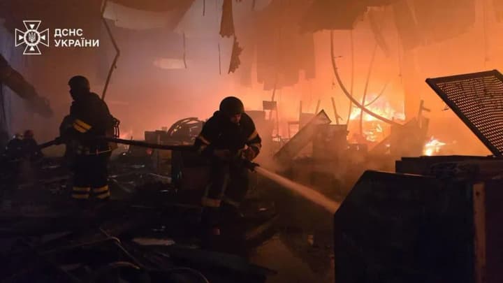 Russian attack on a construction hypermarket in Kharkiv: the fire is localized