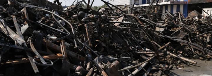 Вражеский удар по гипермаркету в Харькове: разобрано около 30% завалов, еще ищут восемь человек