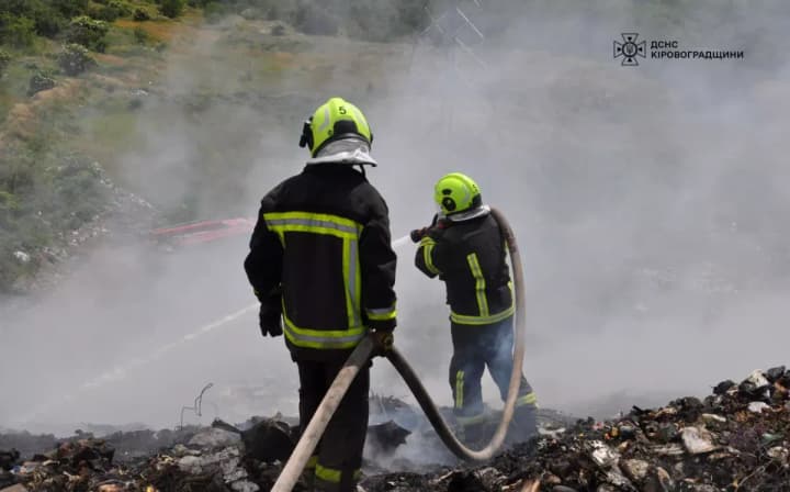 У Кропивницькому другу добу триває пожежа на  міському сміттєзвалищі 