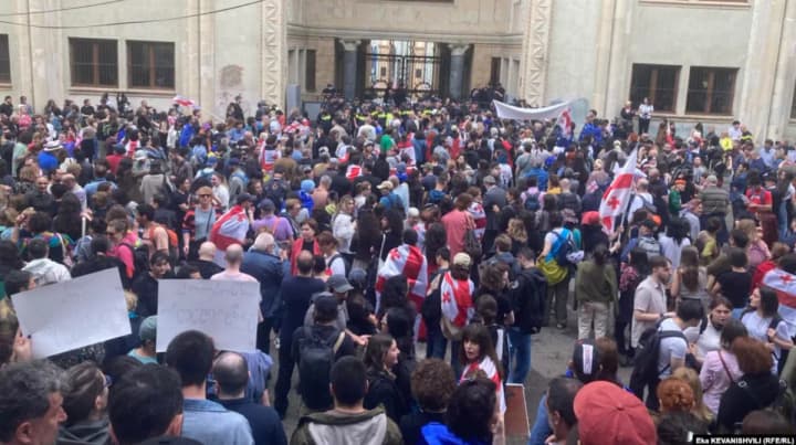 Protest near the Georgian parliament as MPs intend to override veto of the law on "foreign agents"