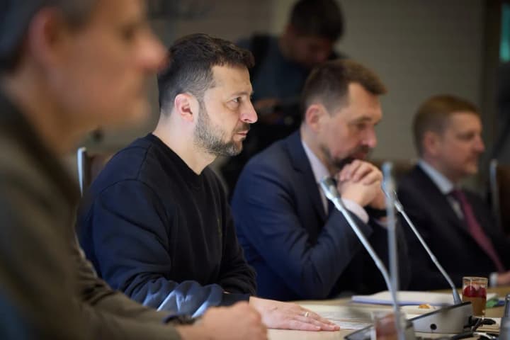 Відсутності Байдена на Саміті миру путін аплодуватиме стоячи - Зеленський 