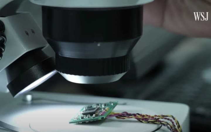 Ukrainian experts showed the Wall Street Journal journalist Western Microelectronics in Russian weapons (video)