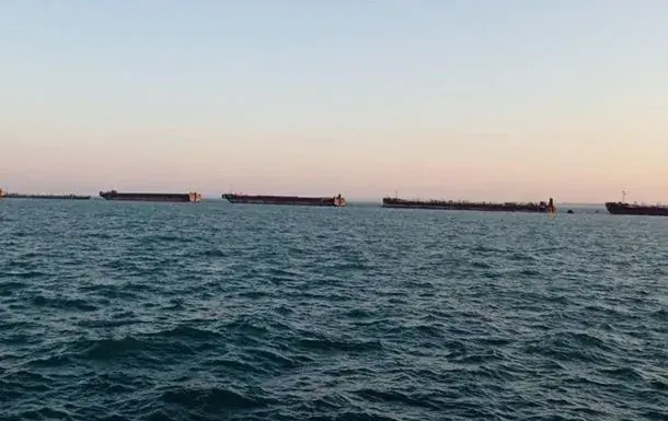 Плетенчук прокоментував виставлені росією баржі вздовж Кримського мосту