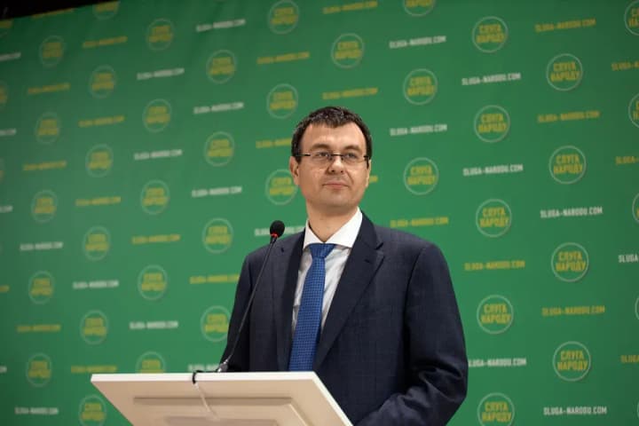 Hetmantsev takes on the role of a court, determining which decision will be legal in the case of illegal tobacco-lawyer