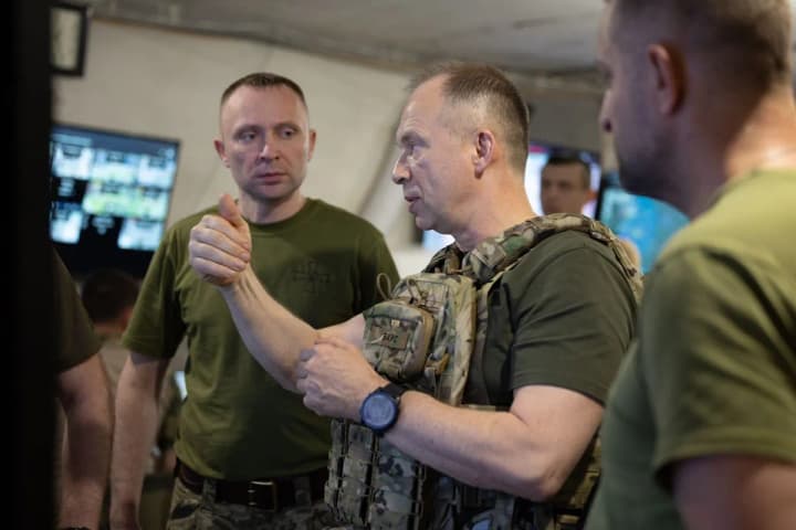 Жесткие бои продолжаются в районе Купянска и Волчанска: Сырский посетил позиции военных на направлениях Восточного фронта