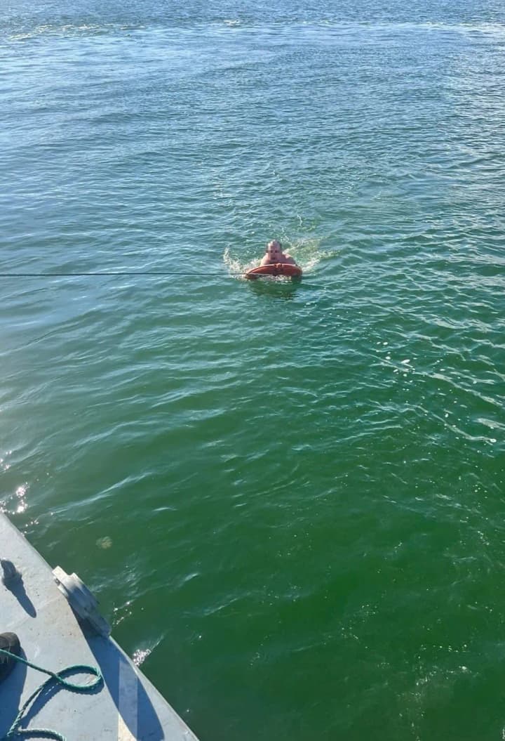 Українські моряки врятували чоловіка, якого віднесло у відкрите море