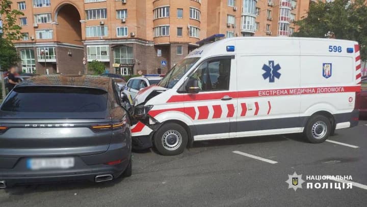 A large-scale accident involving an ambulance occurs in Kyiv: a pregnant car driver is among the victims