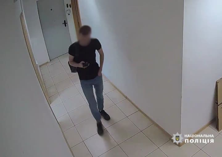 В Киеве работник столичного банка вынес из учреждения 400 тысяч долларов