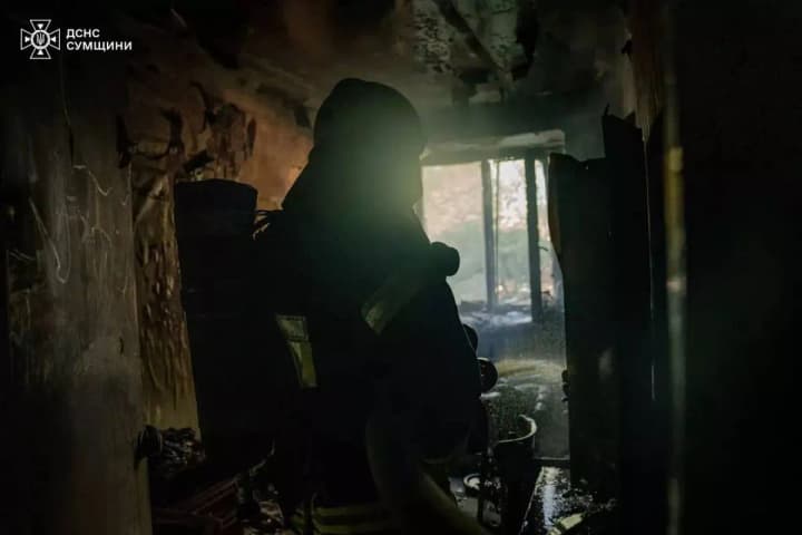 Пожежа в Сумах: рятувальники евакуювали жінку і знайшли тіло загиблого чоловіка