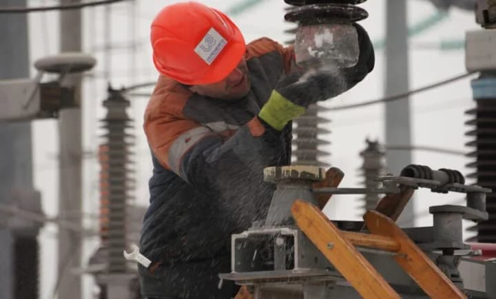 На Донеччині бригада енергетиків потрапила під обстріл, є поранений