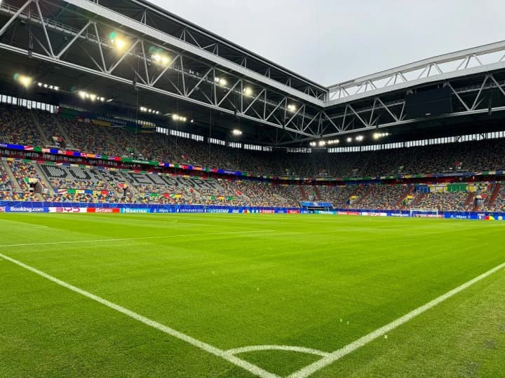 С Миколенко: объявлена заявка сборной Украины на матч Евро-2024 против Словакии