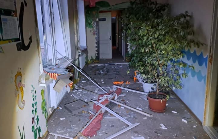 The Russian army attacked a Lyceum and kindergarten in Nikopol at night