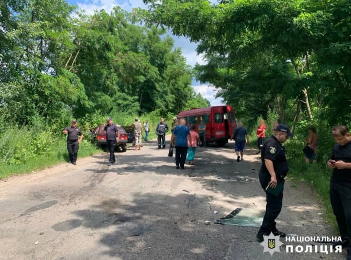 На Київщині зіткнулися легковик і маршрутка з 10 пасажирами, двоє госпіталізованих
