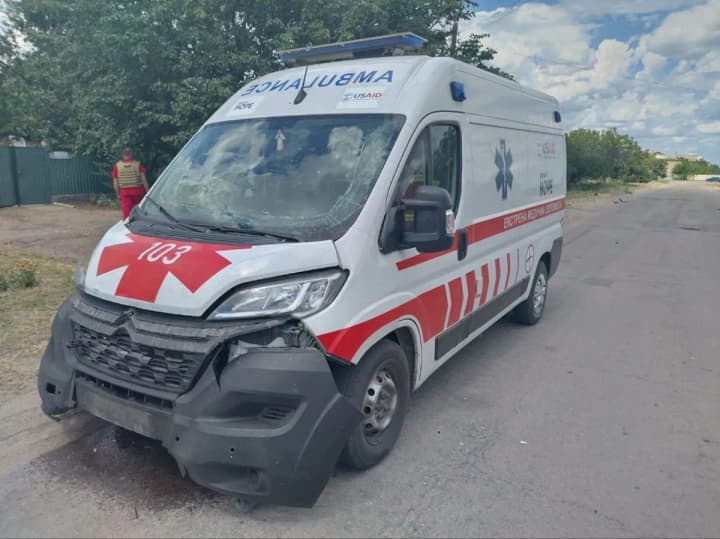 Russian army strikes with kamikaze drones in Kherson region: an ambulance and a car are damaged, one wounded