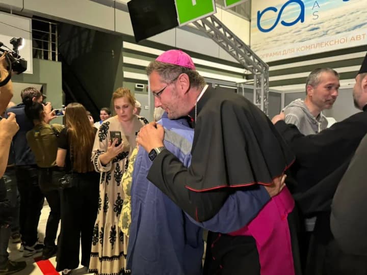 Зеленський показав відео зустрічі звільнених з російського полону українців