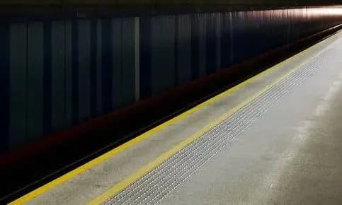 Жодних зловмисників, які б штовхали людей на рейки в метро, не виявили – Київський метрополітен