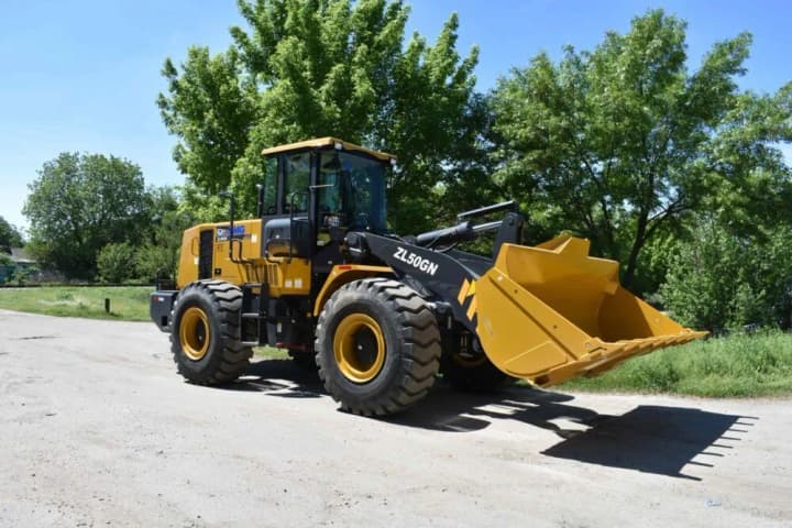 Расчистили обочину: в агрохолдинге рассказали, как присоединились к ремонту дороги, в уничтожении которой его обвиняли люди