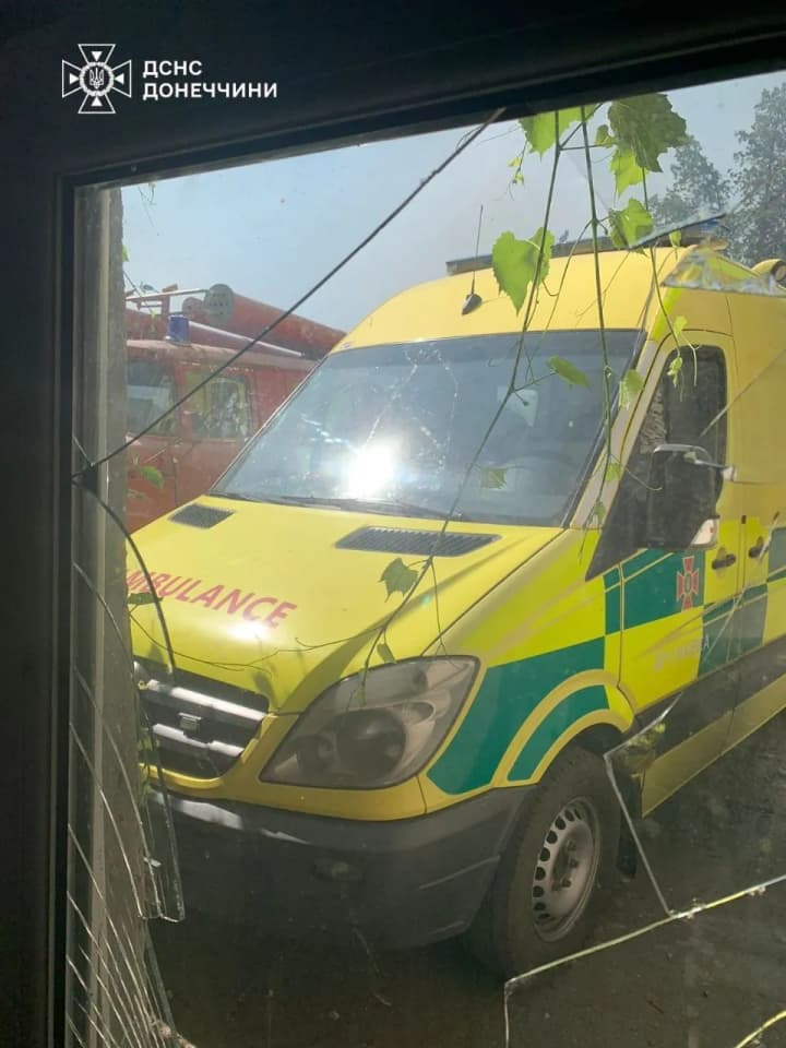 На Донеччині під російський обстріл потрапила пожежна частина