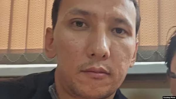 Хотів вшанувати пам’ять убитого в Києві Айдоса Садикова: у Казахстані до поліції викликали активіста