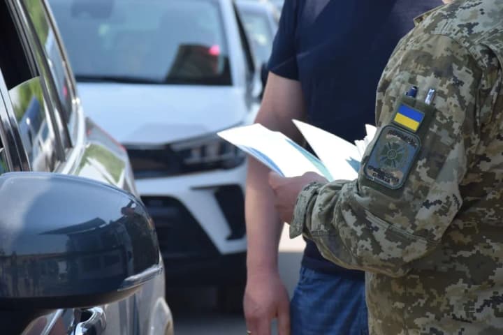 Як пропускатимуть чоловіків за кордон з 17 липня - відповідь прикордонників