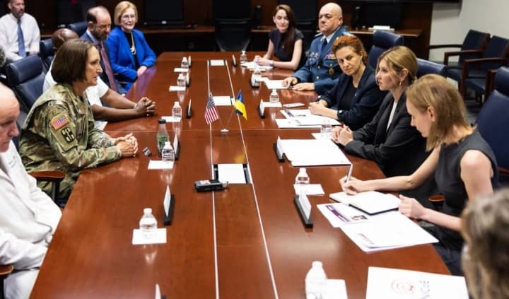 Олена Зеленська відвідала один з найбільших шпиталів США, йшлося про допомогу для українських військових