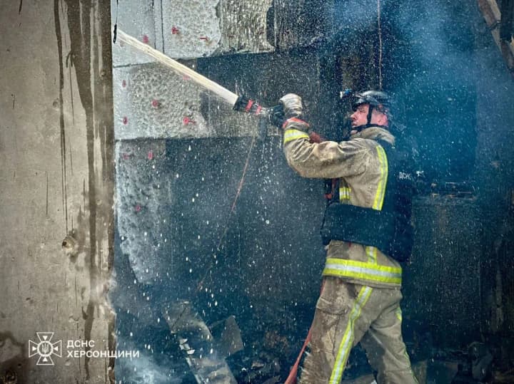 Enemy attacks Kherson suburbs: rescuers responding to a call came under repeated fire