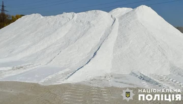 Київський будівельник заробив 5,5 млн грн на продажі комунальникам неякісної солі від ожеледиці