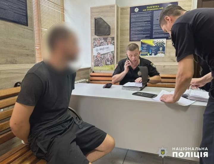 Стрельба возле Привоза в Одессе: на фоне толкотни во время преследования подозреваемого патрульный произвел предупредительный выстрел в воздух - полиция