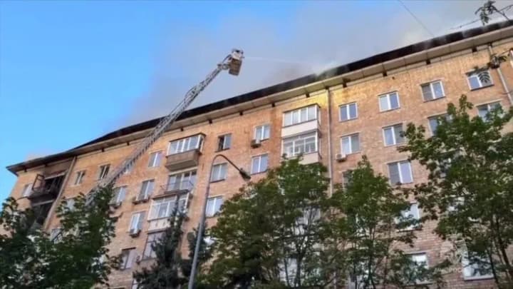 У москві масштабна пожежа: палає дах житлової багатоповерхівки, евакуйовано 30 осіб