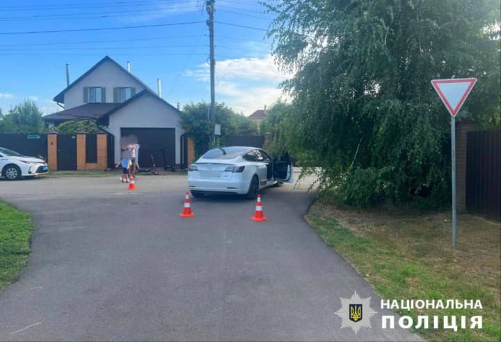 Tesla collided with an electric scooter in Boryspil: a 17-year-old boy was injured