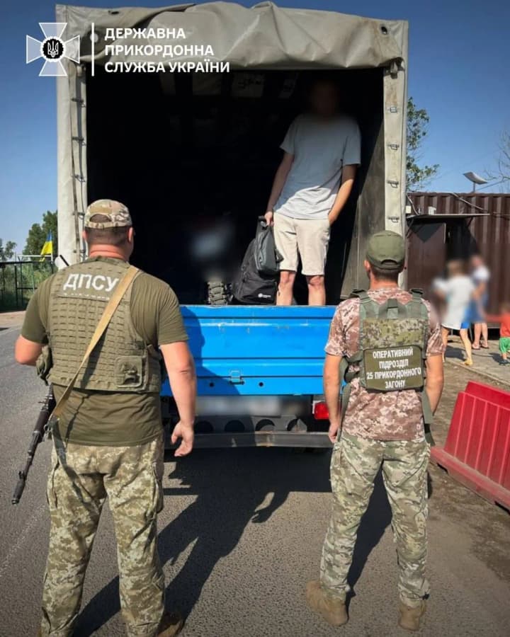 A carrier tried to smuggle a man abroad for $7,000: he arranged a hiding place in a truck