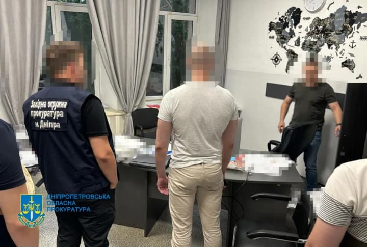 Трьом посадовцям Дніпровської міськради повідомлено про підозру через мільйонні збитки під час ремонту укриттів