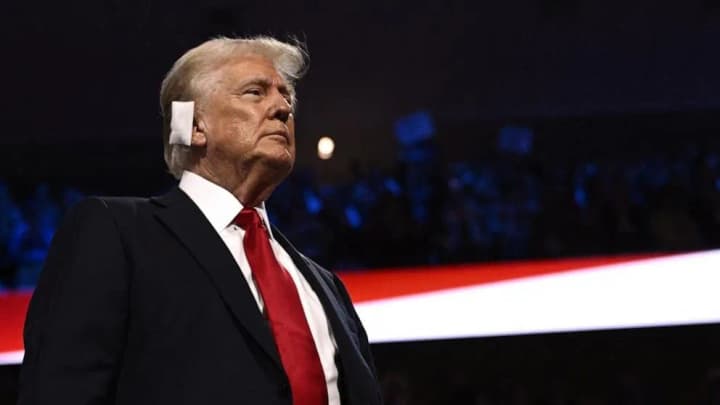 Trump's nephew calls him “atomically insane” and endorses Harris