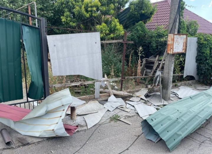 Occupants shelled Nikopol district all day: a man wounded, buildings damaged