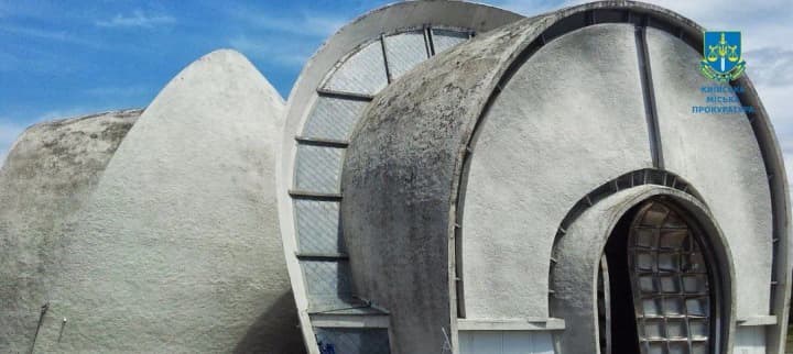 В Киеве будут судить экс-директора крематория по делу о завышенных ценах на урны для праха павших воинов