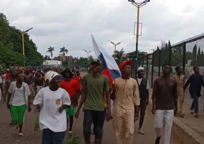 Демонстрували російські символи: Нігерія заарештувала громадян Польщі, які вивісили прапори рф під час протестів