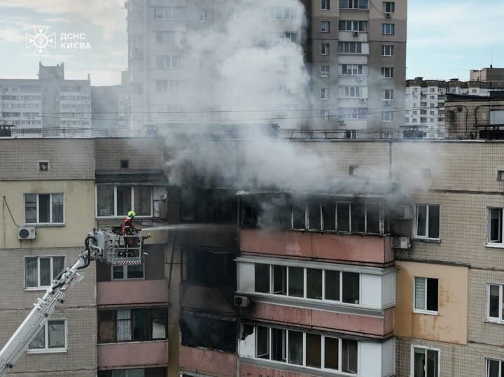 В Киеве произошел масштабный пожар в многоэтажке: спасены 10 человек и кот