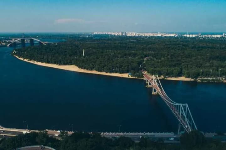 A fire broke out on Trukhaniv Island in Kyiv with an area of 200 square meters